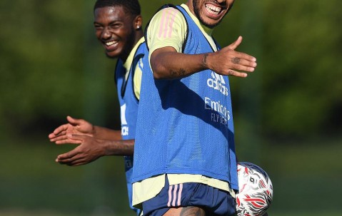 爱游戏(ayx)中国体育国际-包含今晨体能课后，阿森纳内部沟通备战足总杯，悬念犹存，医务组通报恢复的词条